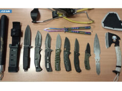 In moto con lo zaino pieno di coltelli, accette e nunchaku: 30enne denunciato ad Imola