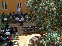 Musica all’ombra del nespolo nel cortile della biblioteca Delfini di Modena