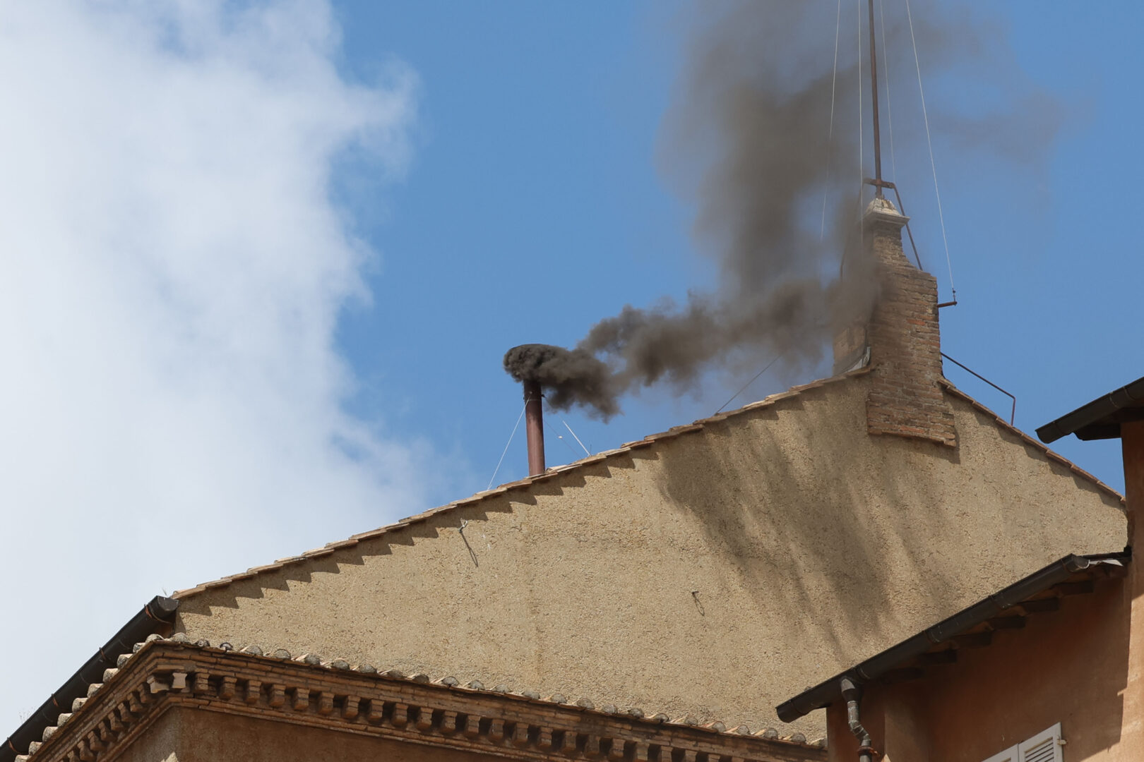 Seconda giornata di Conclave per l’elezione del nuovo Pontefice. Ancora una fumata nera