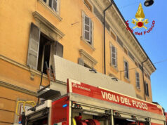 Modena, batteria di un monopattino a fuoco dentro un appartamento: persona lievemente intossicata