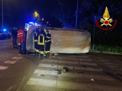 Reggio Emilia: furgone sbanda e fa strike di segnali e arredo urbano in via Martiri della Bettola
