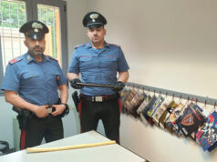 Manganello telescopico e bastone in auto: denunciato nel reggiano giovane 22enne