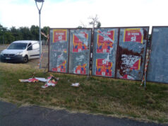 Manifesti referendari strappati in viale Corassori a Modena