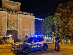Sfrecciano con l’auto ad alta velocità in zona Stazione a Bologna