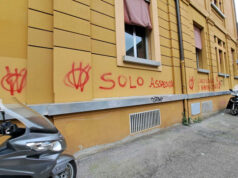 Scritte no vax sui muri di una scuola: la condanna di Cgil e Flc Cgil Bologna