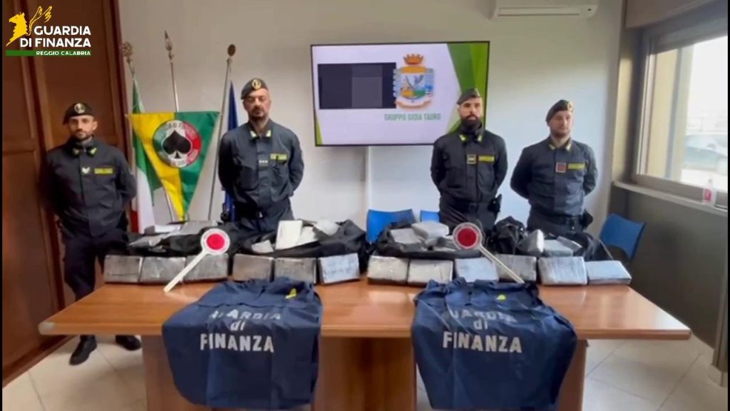 Reggio Calabria, sequestrati 228 kg di cocaina. Arrestati 2 portuali