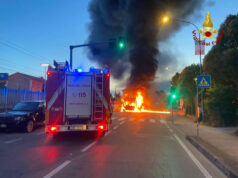 Autobus distrutto dalle fiamme stamane a Galliera