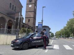 Strappano la collana al collo a persona anziana con la tecnica dell’abbraccio: due persone denunciate