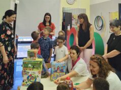 Dai bambini per i bambini: sei piccoli amici donano giochi alla Neuropsichiatria Infantile di Mirandola