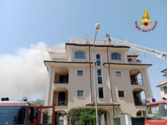 Maranello, incendio sul tetto di un piccolo condominio a Torre Maina