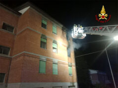 Tre famiglie evacuate a causa di un incendio in appartamento a Castelvetro