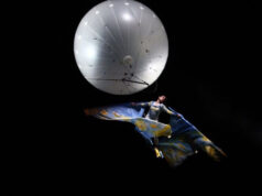 Una mongolfiera nel cielo della Certosa, una cascata di mille bolle rosso blu: al via domani il Bologna Portici Festival