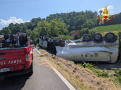 Autoarticolato esce di strada e si ribalta a Pavullo: morto il conducente
