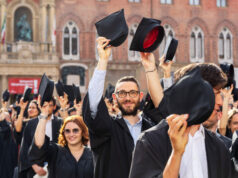 La proclamazione delle dottoresse e dei dottori di ricerca in Piazza Maggiore