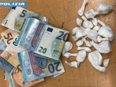 A bordo di uno scooter non si ferma all’alt, addosso aveva droga e denaro contante: arrestato 21enne