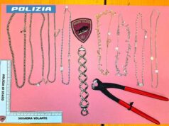 Forza la vetrina di un negozio e ruba diverse collanine per un valore di circa 700 euro, arrestato 29enne