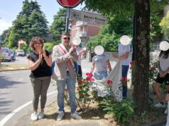 Mattinata intensa per i ragazzi delle medie di Vezzano con l’inaugurazione delle targhe viarie da loro progettate