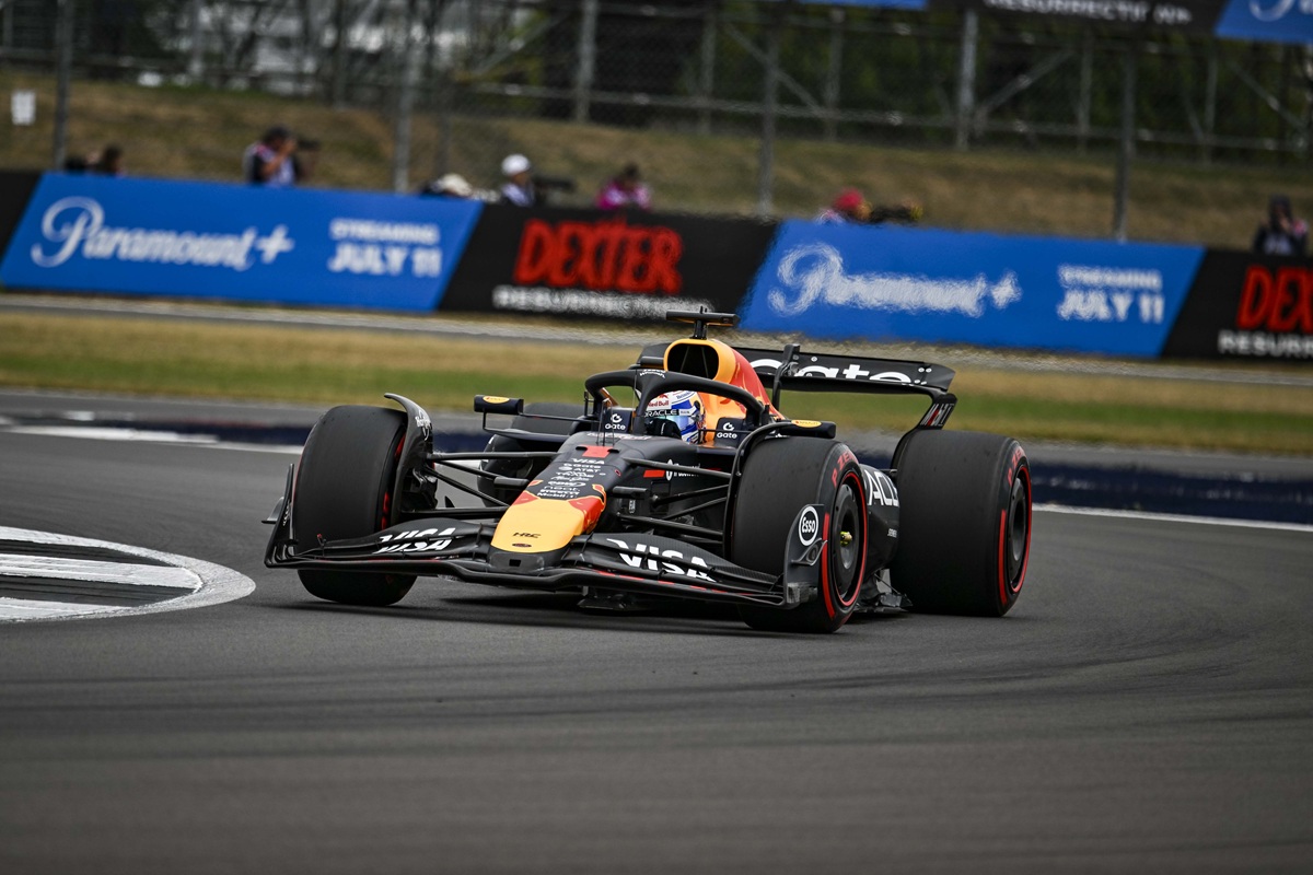Pole Verstappen a Silverstone davanti a Piastri, Ferrari in terza fila