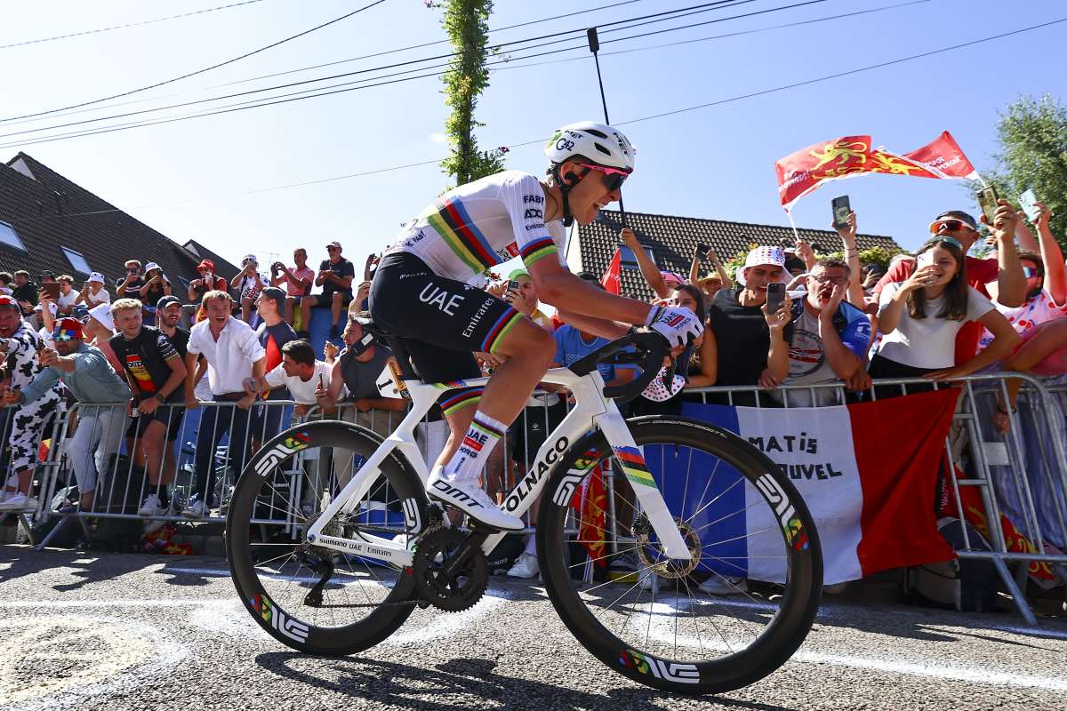 Pogacar fa 100 al Tour, Van der Poel resta maglia gialla