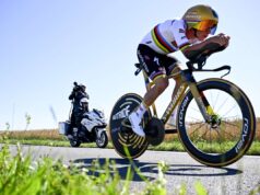 Evenepoel domina la crono al Tour, Pogacar in maglia gialla