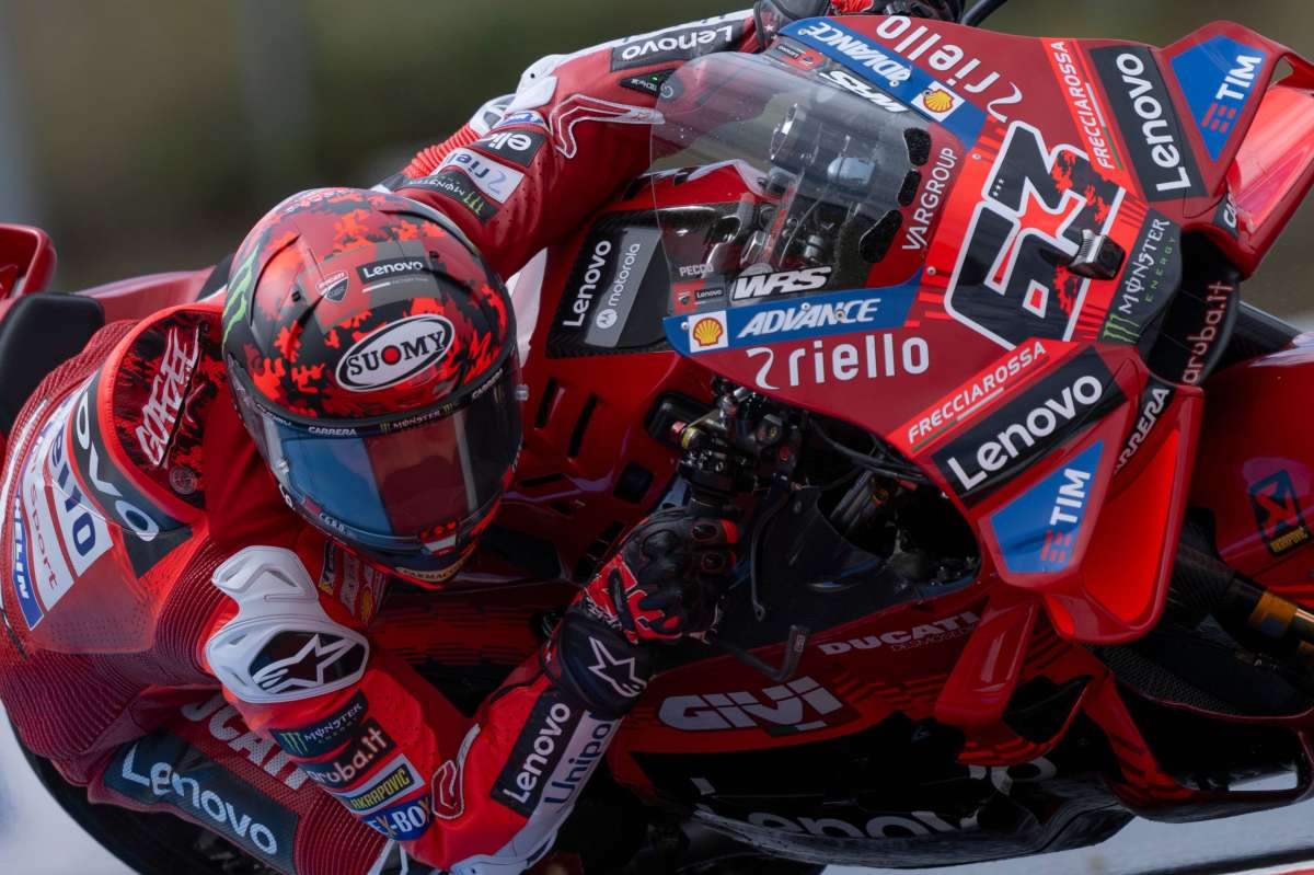 Bagnaia in pole in Repubblica Ceca davanti a Marc Marquez