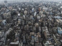 Bangladesh, aereo militare precipita su una scuola a Dacca