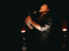 Oscar De Summa torna in scena in Corte Ospitale con il monologo ‘Rette parallele sono l’amore e la morte’