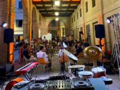 Piazza Casotti a Reggio Emilia crocevia di giovani e possibilità grazie alla nuova rassegna “b.û.ş. – bastava uno spazio”