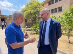 Fontana visita il carcere di Rebibbia “Grato alla polizia penitenziaria” / Video