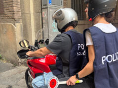 Bologna, sottraggono la borsa ad un’anziana all’uscita dal supermercato e prelevano 1300 euro