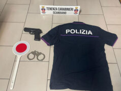 Manette, paletta, pistola finta e una polo con scritta Polizia: 19enne denunciato a Scandiano