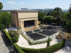 Corrado Tedeschi e Debora Caprioglio in “Plaza Suite” all’Arena di Castello il 23 luglio