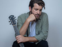 Il cantante e chitarrista portoghese Tiago Nacarato lunedì ai Chiostri di San Pietro a Reggio