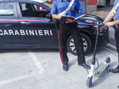 Sul monopattino senza casco, fugge alla vista dei carabinieri