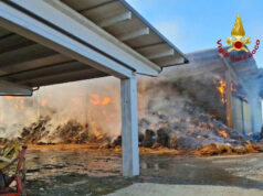 Incendio in azienda agricola ad Albareto: vigili del fuoco al lavoro dalla scorsa notte