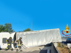 Mezzo pesante si ribalta sulla A1 nel reggiano, chiusa la corsia sud