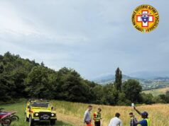 Cade a terra durante una gara di enduro, motociclista soccorso a Felina
