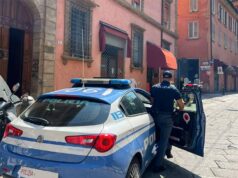 Ruba il telefono ad un ragazzo disabile e minaccia i genitori per avere soldi in cambio, arrestato minore