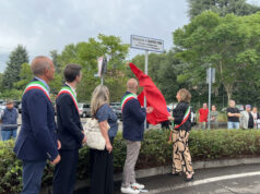 Vignola, la sindaca Emilia Muratori tra i lettori di “85 d’Agosto – Tempo di continuar a dire”