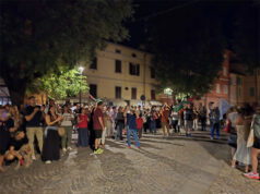 Scandiano ha disertato il silenzio: in un centinaio sotto la Torre Civica per Gaza. “Rumore per coprire quello delle bombe”