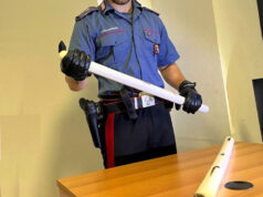 Aggredisce un coinquilino, se la prende con i carabinieri e dà in escandescenze durante il processo