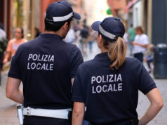 Bologna: la Polizia locale blocca un uomo in stato di elevata alterazione, trovandolo con due coltelli