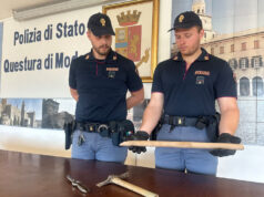 Sorpreso dai proprietari mentre tenta di forzare il garage, li aggredisce con un bastone