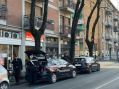 Ferisce negoziante con una bottiglia rotta dopo il furto nell’esercizio: arrestato a Reggio Emilia