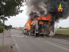 Camion con cassone frigo a fuoco a Malalbergo