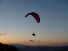 Una massa d’aria gli chiude la vela, 50enne si schianta col parapendio contro le rocce al Cimoncino. E’ grave