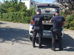 Auto danneggiata dall’esplosione di un pneumatico. Autista del camion in fuga rintracciato dagli agenti della Polizia locale reggiana