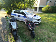 Movimenti sospetti in un fabbricato abbandonato a Reggio. La Polizia locale recupera due scooter rubati