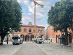 Iniziato lo smontaggio delle gru del cantiere del Municipio storico di piazza Costituente a Mirandola