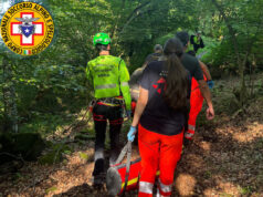 Cade lungo un canalone durante una escursione, soccorso sull’Appennino reggiano